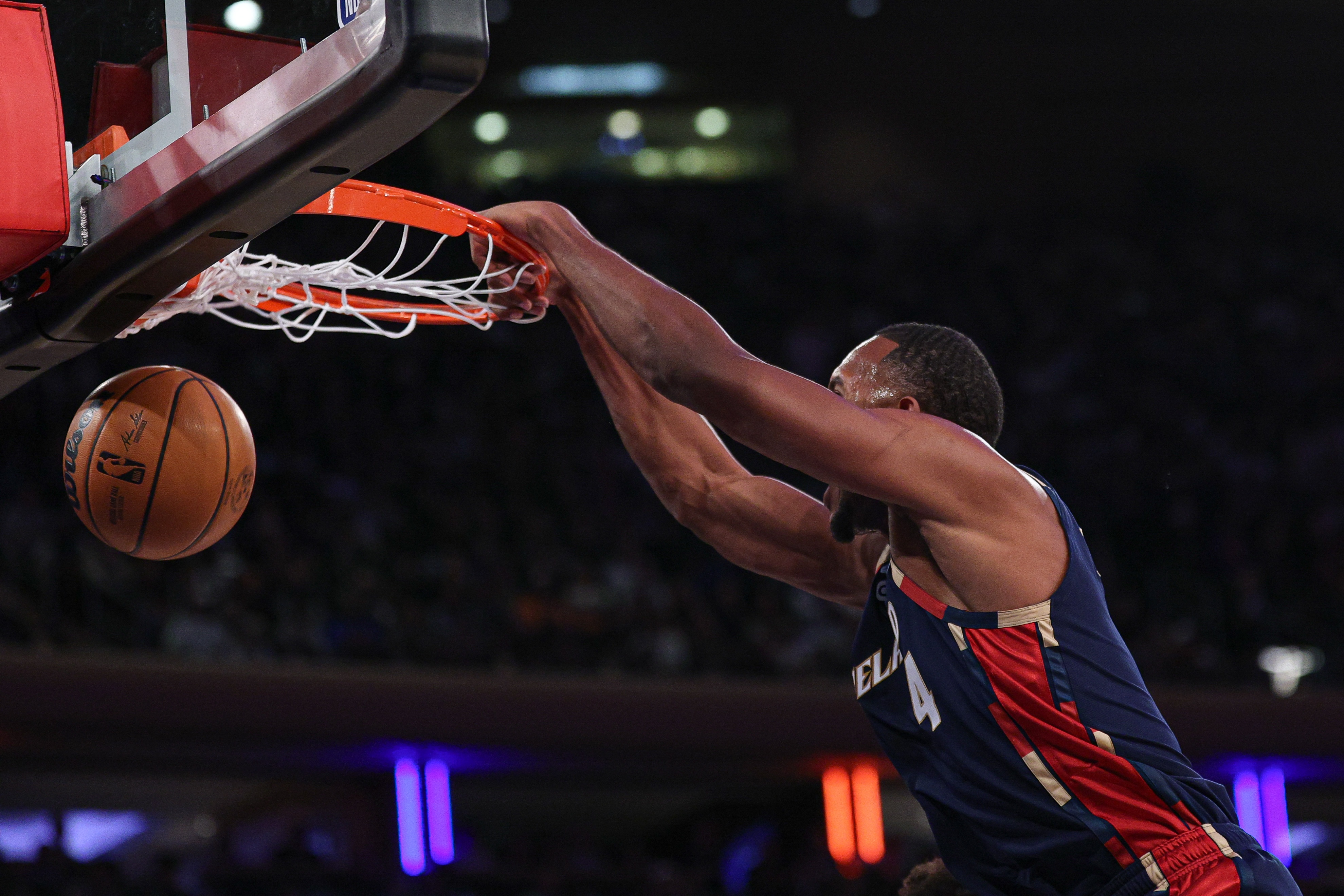 开云体育下载APP-攻防俱佳！莫布里24中13砍下29分13板7助4帽 正负值+17